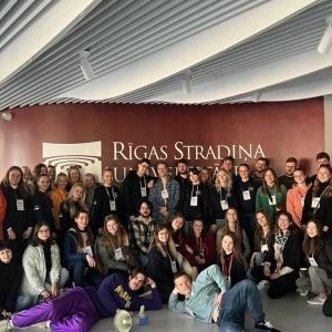 Noored Eesti proviisoritudengid tutvusid Riias uhiuue farmaatsiainstituudi laboritega